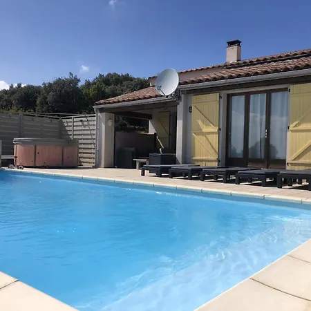 Retreat With Pool And Pets Vélieux