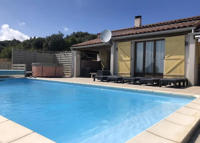 Retreat With Pool And Pets Vélieux