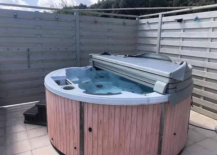 Retreat With Pool And Pets Vélieux