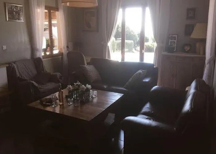 Retreat With Pool And Pets Vélieux